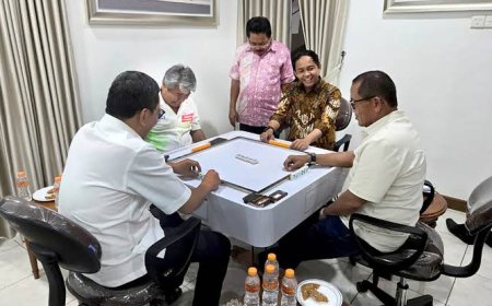 Menteri Kehutanan Raja Juli Main Domino Dengan Tersangka Pembalakan Liar, Kini Jadi Sorotan Publik