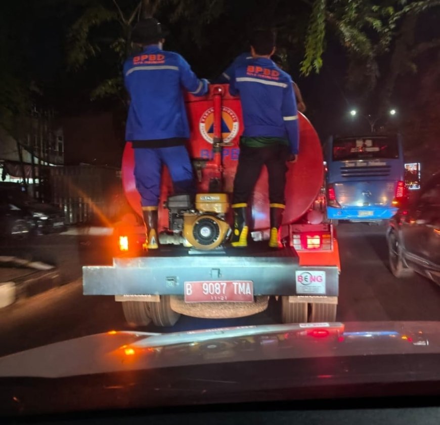 Truk Tangki Rombongan Petugas BPBD Pekanbaru Serempet Taksi Online Di Jalan Arifin Ahmad, Diduga Kabur Dan Tak Tanggung Jawab