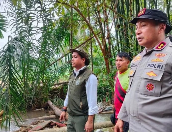 Terjun Langsung Ke Lokasi Banjir, Kapolda Riau Pantau Proses Evakuasi Dan Penyaluran Logistik