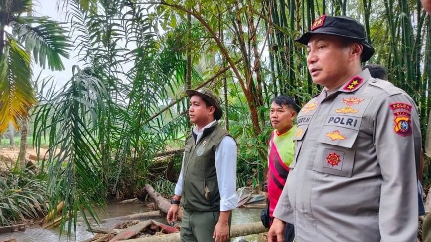 Terjun Langsung Ke Lokasi Banjir, Kapolda Riau Pantau Proses Evakuasi Dan Penyaluran Logistik