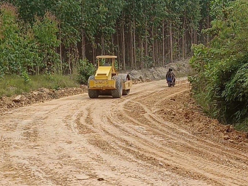 Wujudkan Tanggung Jawab Sosial Perusahaan Kepada Lingkungan, PT Arara Abadi Distrik Duri 1 Perbaiki Jalan  di Desa Tasik Tebing Serai
