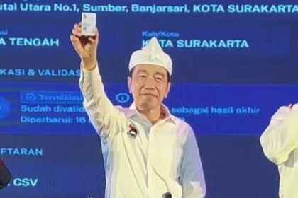 Joko Widodo menunjukkan Kartu Tanda Anggota PSI saat menghadiri Rakorda PSI di Bandung, Jawa Barat.