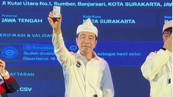 Joko Widodo menunjukkan Kartu Tanda Anggota PSI saat menghadiri Rakorda PSI di Bandung, Jawa Barat.